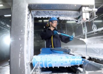Industrie schoonmaak met beschermende kleding