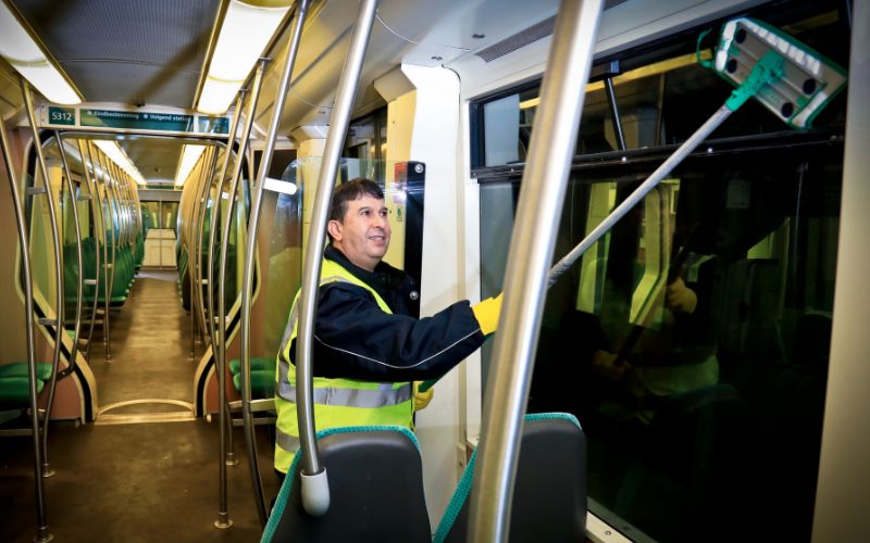 Professionele Schoonmaak bussen openbaar vervoer csu