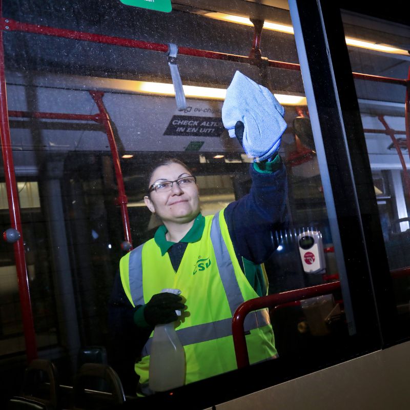 Professionele Schoonmaak bussen openbaar vervoer csu