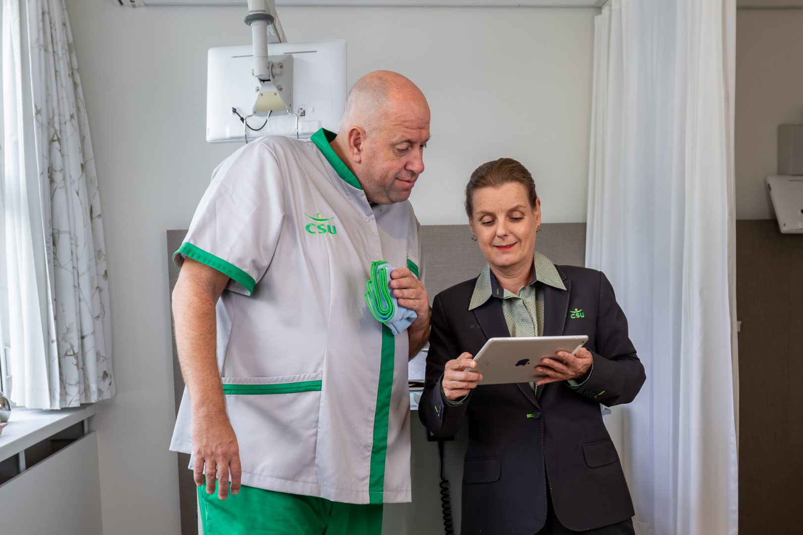 Zorg   manager en schoonmaakmedewerker