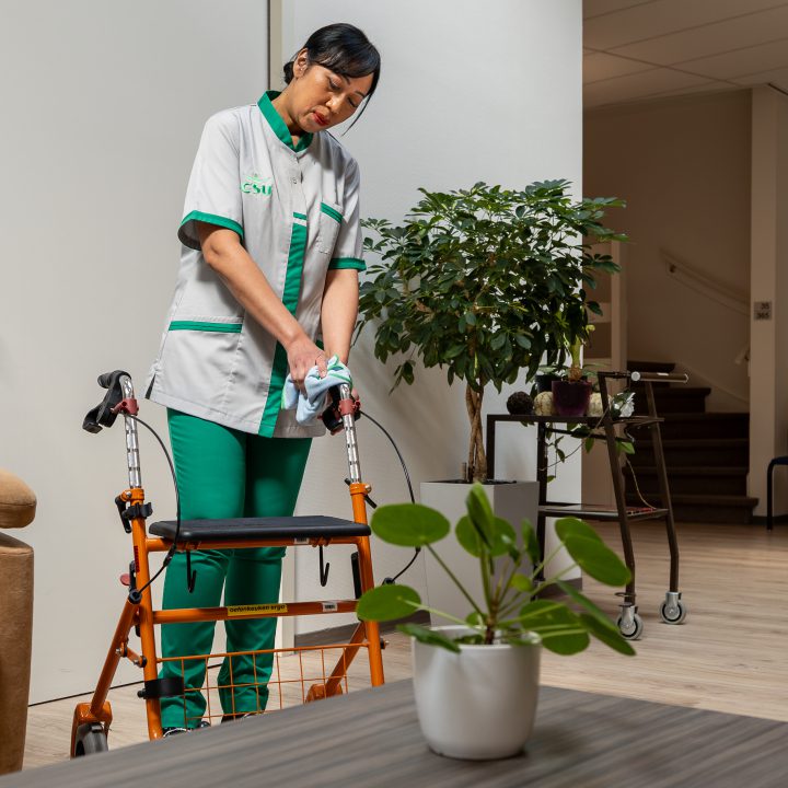 Ouderenzorg schoonmaken rollator