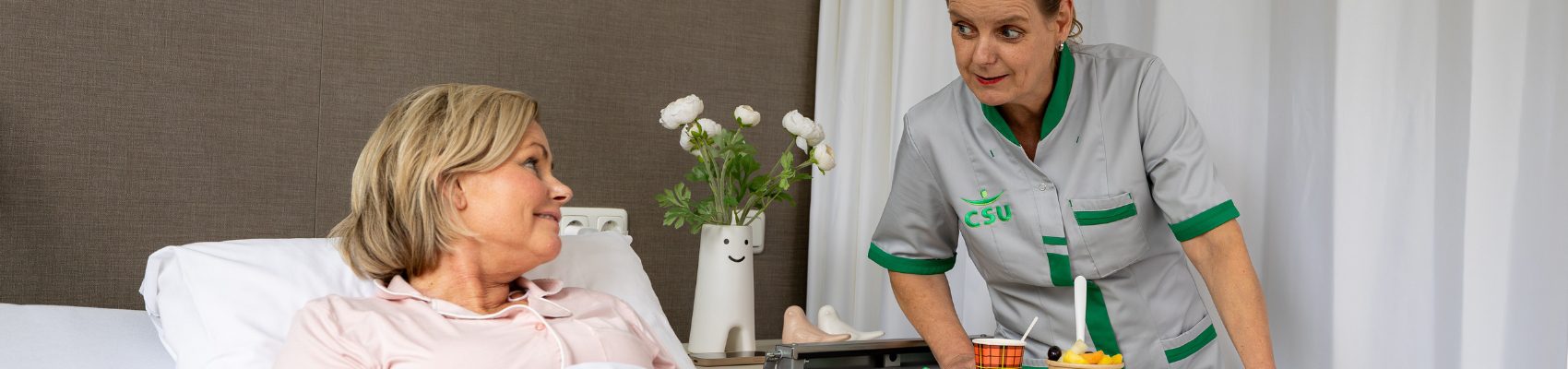 Zorg patiënt met schoonmaakmedewerker