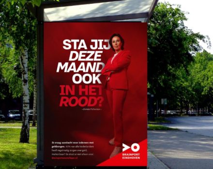 Bij CSU zorgen we voor elkaar, ook als je financieel niet fit bent of niet fit dreigt te worden. Daarom is Esmée Ficheroux, lid Raad van Bestuur van CSU, ambassadeur van de Brainport Eindhoven campagne ‘Sta jij deze maand ook in het rood?’ Niet alleen deze maand, maar het hele jaar door zetten wij ons in om het aantal medewerkers met financiële zorgen terug te dringen. Het bespreekbaar maken van geldzorgen is de eerste stap. Wist je dat we sinds 2014 al bijna 1000 medewerkers hiermee hebben geholpen? Ook bieden wij jou als CSU medewerker diverse financieel fit tools zoals: de e learning 'Goed met Geld', kosteloze en anonieme hulp van een budgetcoach van de Budgetcoach Groep, het boekje ‘50x meer geld over’, boordevol bespaartips voor en door medewerkers en de digitale tipkaart ‘Financieel Fris’, met nog meer handvatten.