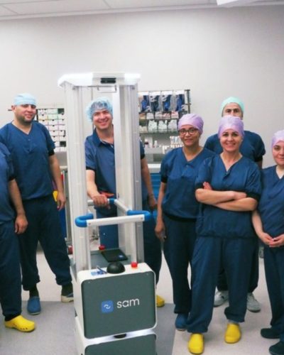 Robot SAM met medewerkers van Tergooi MC