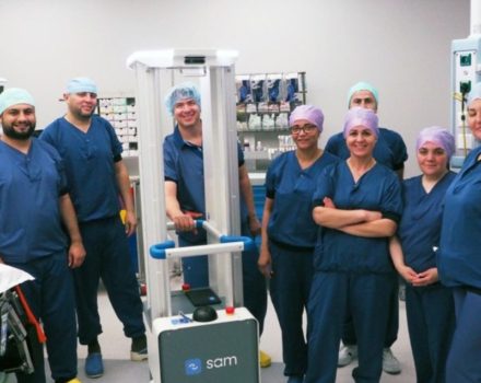 Robot SAM met medewerkers van Tergooi MC