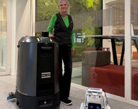 Patty met robotstofzuiger en schrobrobot bij Avans Hogeschool