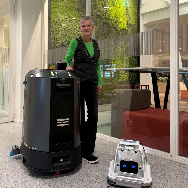 Patty met robotstofzuiger en schrobrobot bij Avans Hogeschool