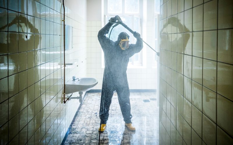 Dieptereinging sanitair door specialistische schoonmaker