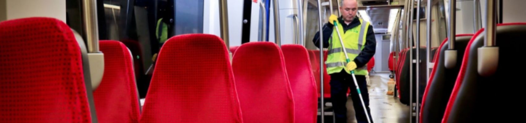 Schoonmaker in tram