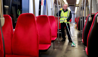 Schoonmaak in tram